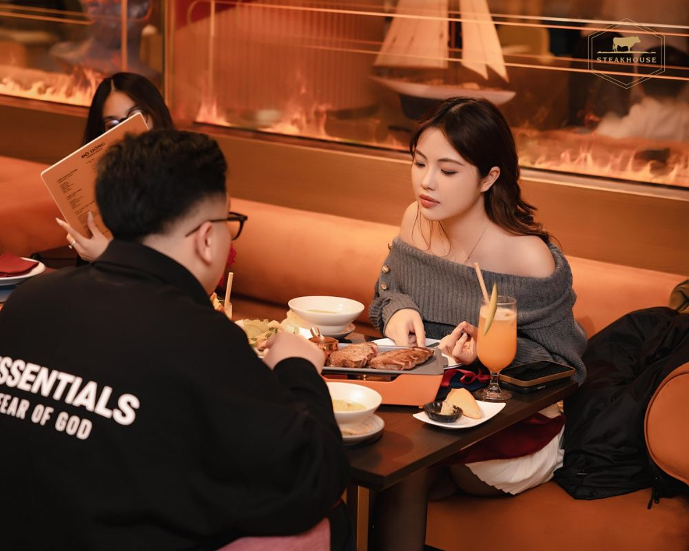 Khách hàng trải nghiệm không gian sang trọng với lò sưởi 4D Glamore Chú thích: Ngọn lửa hơi nước 4D là điểm nhấn tinh tế giúp bữa tối tại Steakhouse de Paris thêm phần đẳng cấp.